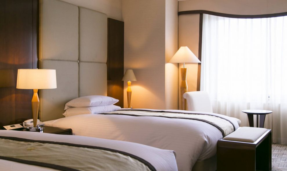 Verzorgde hotelkamer na professionele schoonmaak