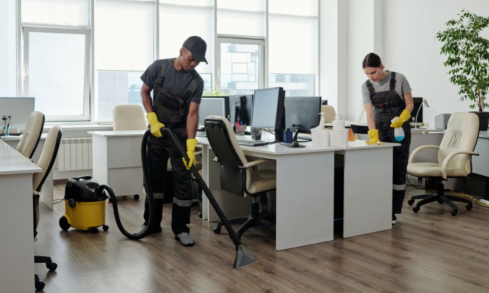 Schoonmaker reinigt de vloer in een kantoor