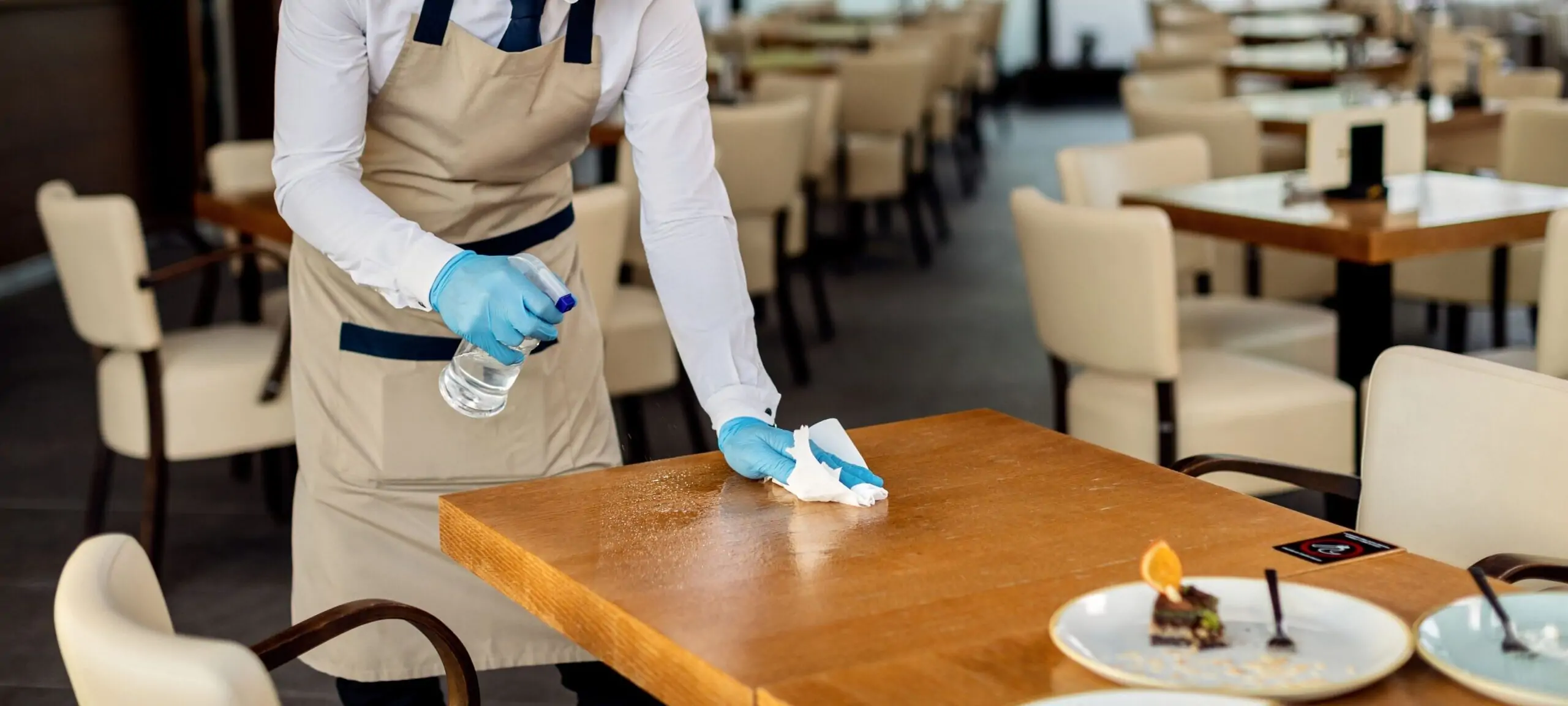 Nette restaurantomgeving na schoonmaak